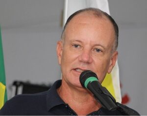 “Alguns daqueles vereadores precisam do palanque político”, declara prefeito de Laguna