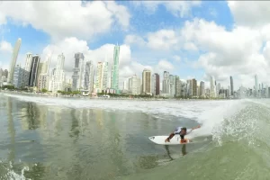 Final de semana tem surf em Balneário Camboriú