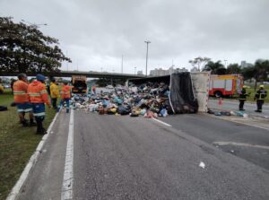 Trânsito em Florianópolis: caminhão de lixo tomba e deixa uma vítima ferida