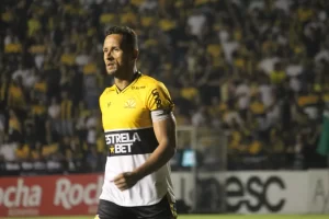 Criciúma tem 11 jogadores pendurados com dois cartões amarelos