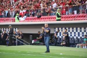 ‘Deveria ter parado o lance’, diz Tencati sobre ação que resultou em pênalti para o Flamengo