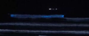 Fenômeno bioluminescência transforma Praia da Ribanceira em show de luzes