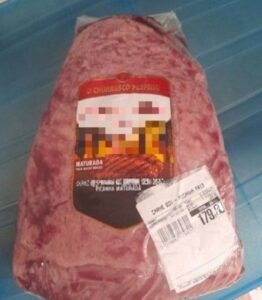 Homem é flagrado com pedaço de picanha furtado dentro das calças em supermercado de Criciúma