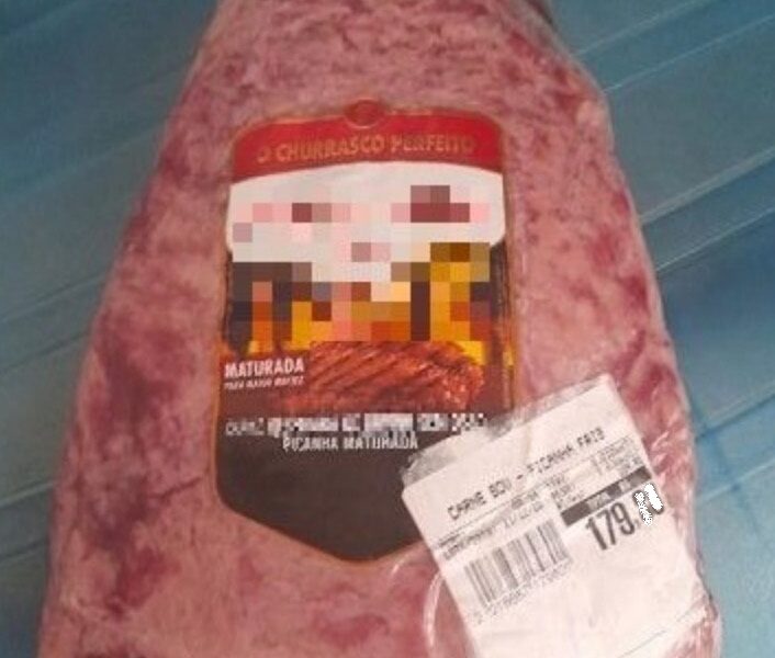 Homem é flagrado com pedaço de picanha furtado dentro das calças em supermercado de Criciúma