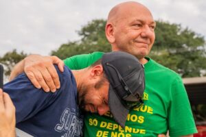 Enchentes: policiais militares gaúchos recebem doação de Luciano Hang