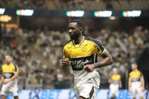 Tencati explica por que não escalou Bolasie para partida contra o Flamengo