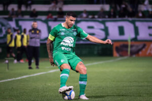 Chapecoense enfrenta Coritiba em confronto direto na Série B