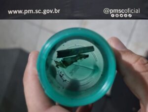 Menina é pega com drogas em escolas de Itajaí