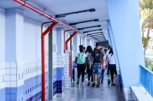 Alunos da rede estadual de SC voltam às aulas nesta segunda