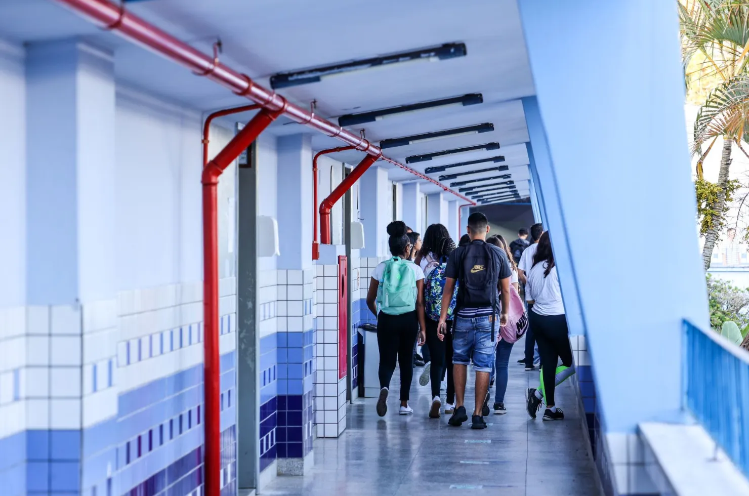 Alunos indo para as salas de aula