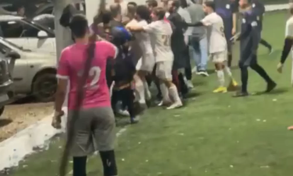 [VÍDEO] Árbitro é agredido durante partida de futebol em Criciúma