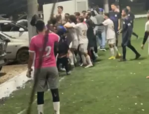[VÍDEO] Árbitro é agredido durante partida de futebol em Criciúma