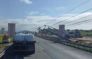 Problemas com postes de luz gera congestionamento na BR-101 em Imbituba