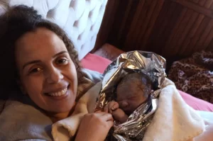 Bebê nasce em casa com a ajuda do pai no Sul de SC