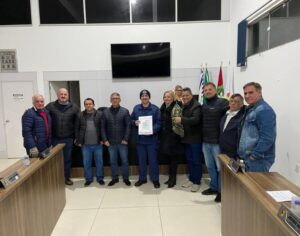 Bombeiro é homenageado após salvar morador de incêndio