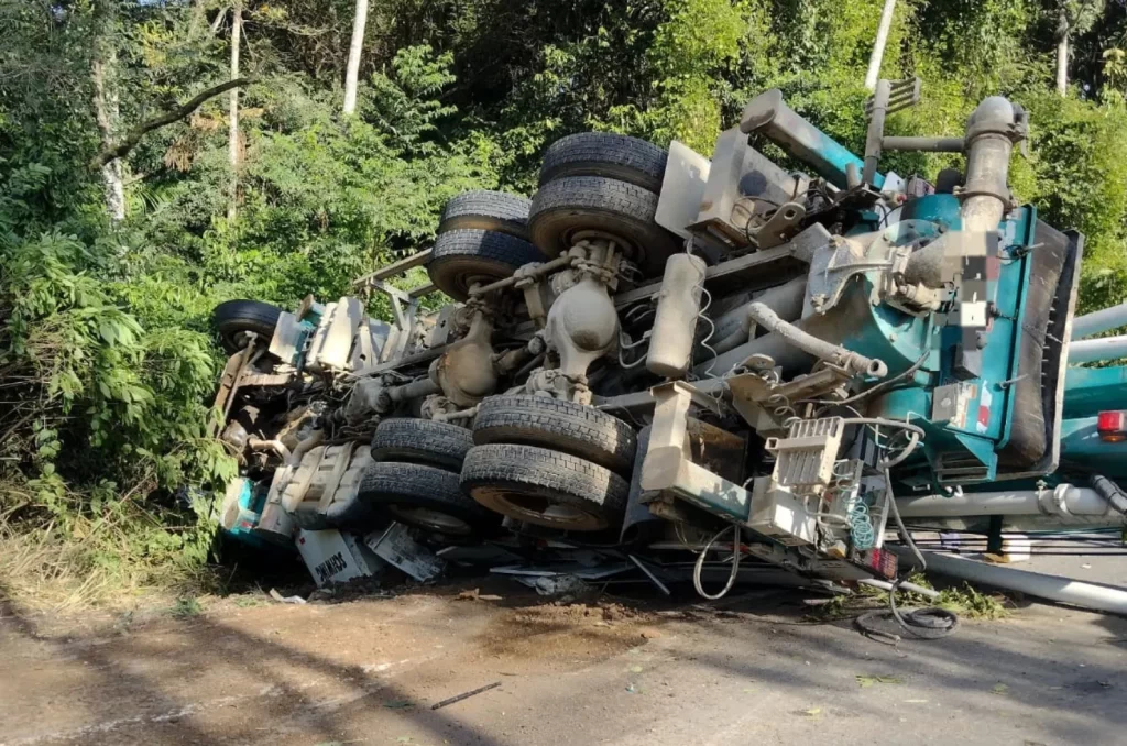 Caminhão tombado na SC-108 em Orleans