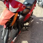 Moto danificado após o acidente