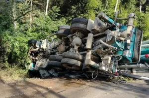 Caminhão tomba e causa outro acidente na SC-108
