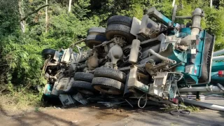 Caminhão tombado na SC-108 em Orleans