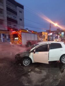 Carro é consumido por chamas próximo a um posto em Araranguá