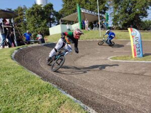 Catarinense supera adversidades e mantém posição no Gaúcho de BMX