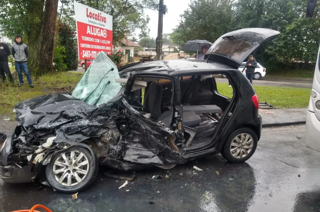 Condutora fica presa nas ferragens após colisão com ônibus