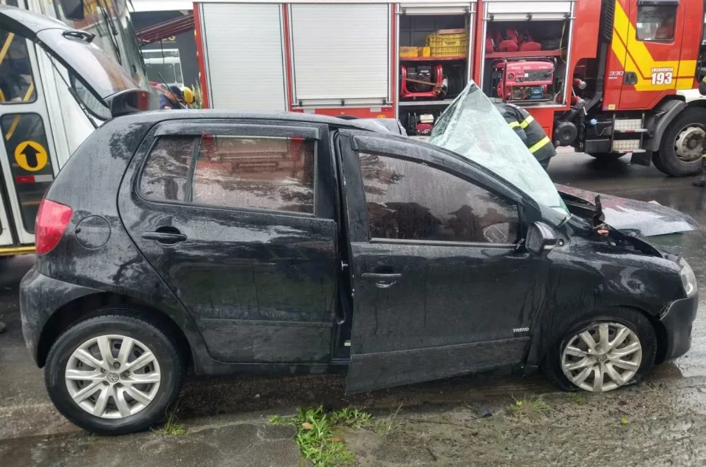 Bombeiros atendendo a ocorrência de colisão