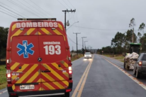 Colisão entre trator e motocicleta em Jaguaruna deixa um ferido