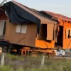 Casa sendo transportada em caminhão