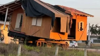 Casa sendo transportada em caminhão