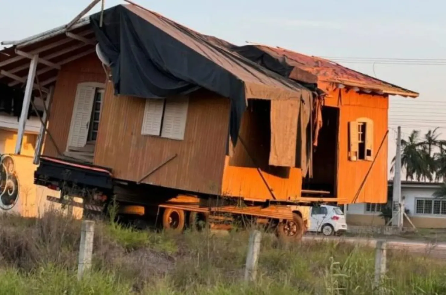 Casa sendo transportada em caminhão