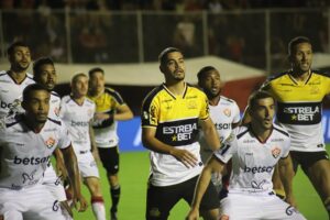 Em noite pouco inspirada, Criciúma perde por 2 a 1 para o Vitória