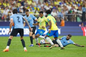 “Essa equipe jovem demonstrou que pode fazer grandes coisas”, disse Danilo após eliminação para o Uruguai