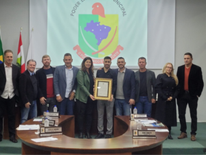 Jogador de futsal é homenageado por vereadores em Forquilhinha