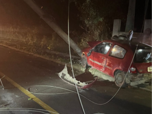 Motorista embrigadgo acaba colidindo com um poste em Garopaba