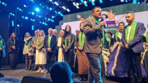Prefeito de Siderópolis divide palco e alfineta vice na Festa do Colono