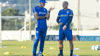 Gilmar Dal Pozzo conversa com Marquinhos no primeiro trabalho no comando do Avaí