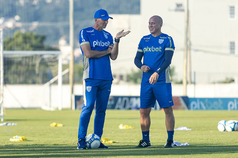 Gilmar Dal Pozzo conversa com Marquinhos no primeiro trabalho no comando do Avaí