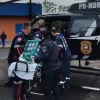 Homem sendo conduzido pela equipe do SAER/Sarasul ao Hospital