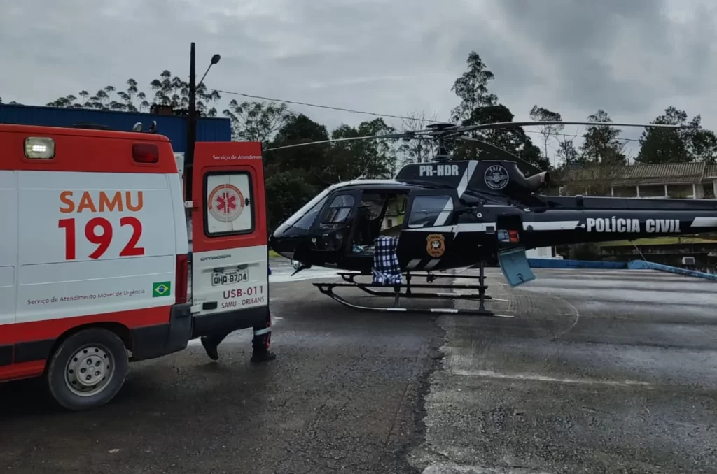 Equipes trabalhando na transferência do homem para o Hospital