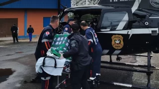 Homem sendo conduzido pela equipe do SAER/Sarasul ao Hospital