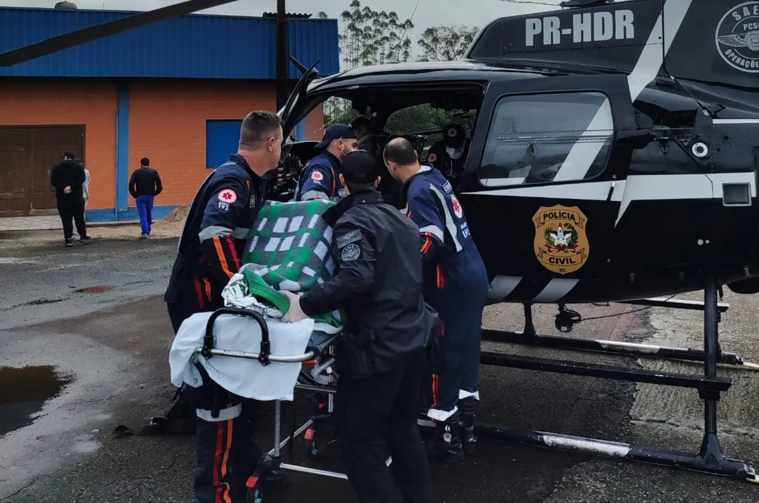 Homem sendo conduzido pela equipe do SAER/Sarasul ao Hospital