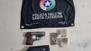 Homem é detido com arma e drogas em Araranguá