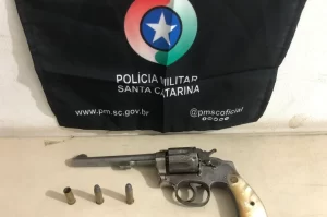 Homem é preso com arma em Sombrio