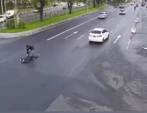 [VÍDEO] Homem é preso na pista da Avenida Centenário