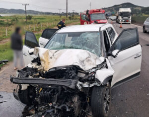 Motorista fica em estado crítico após colisão com carreta