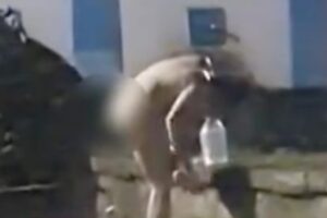 Homem é flagrado tomando banho na fonte da carioca em Laguna