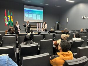 Estudantes de Braço do Norte transformam caixas de leite em mantas para moradores de rua