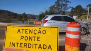 Motoristas ignoram interdição e seguem atravessando a Ponte da Guarda