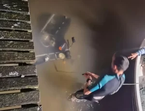 Mergulhador encontra moto usada no roubo de R$ 350 mil submersa no mar